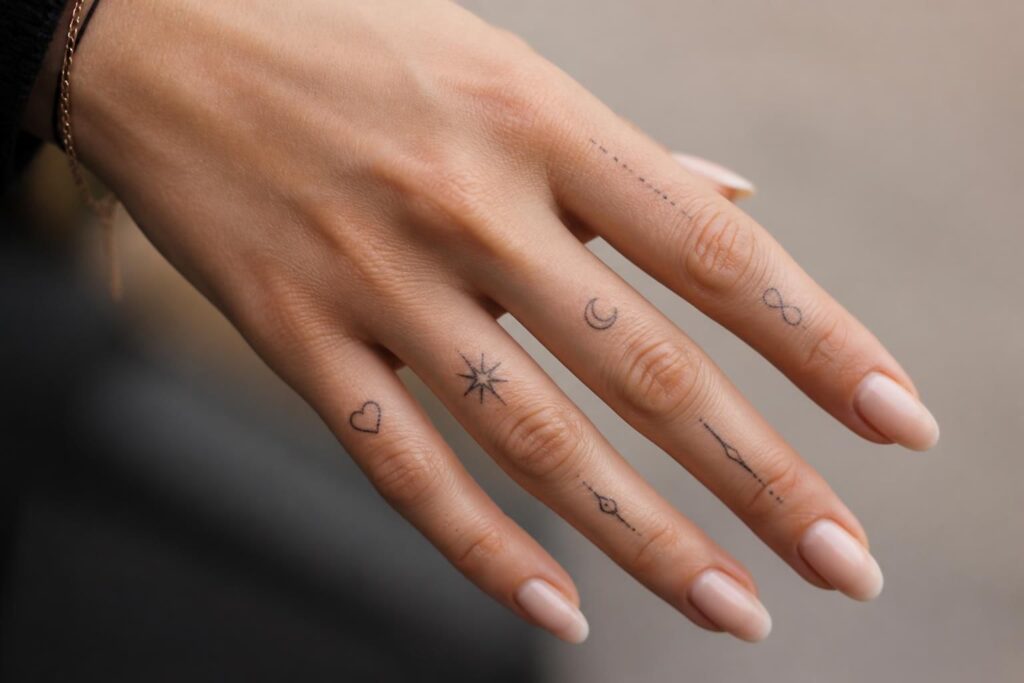 découvrez les significations des symboles de tatouage pour doigt chez les femmes, ainsi que les motifs populaires pour exprimer votre style et personnalité.