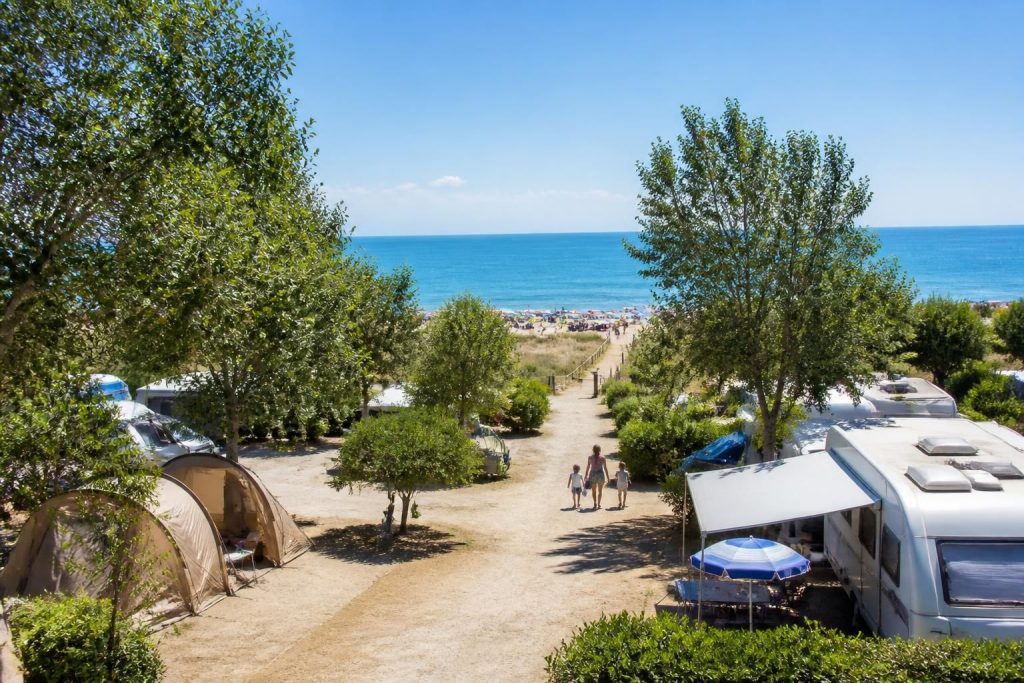 découvrez le camping les amandiers à vias : avis des clients, tarifs compétitifs et emplacement idéal proche de la plage pour des vacances inoubliables.